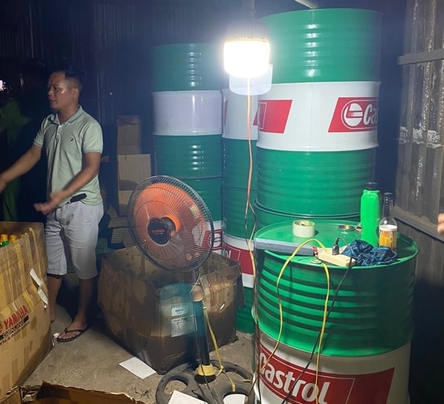 Xưởng sản xuất nhớt giả do đối tượng Đỗ Văn Khiển cầu đầu.