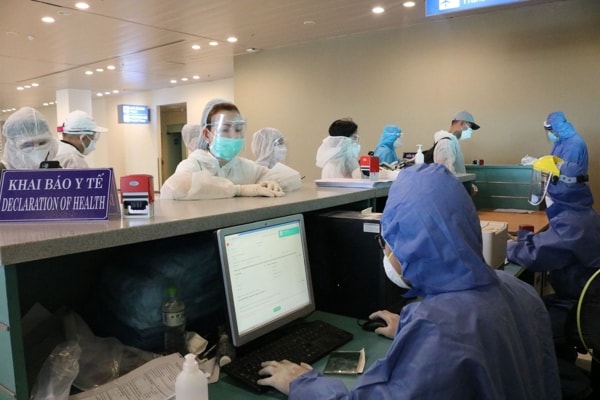 Hành khách chuyến bay quốc tế khai báo y tế tại Cảng Hàng không quốc tế Cần Thơ. Ảnh: Báo Cần Thơ