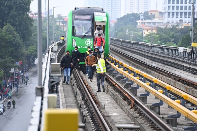 Diễn tập xử lý sự cố, cứu nạn cứu hộ tại ga Văn Quán trên tuyến đường sắt đô thị Cát Linh - Hà Đông, sáng 3/12. Ảnh: KTĐT