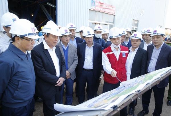 Phó Thủ tướng Trương Hòa Bình kiểm tra tiến độ thi công, xây dựng Nhà máy Nhiệt điện Thái Bình 2. Ảnh: VGP