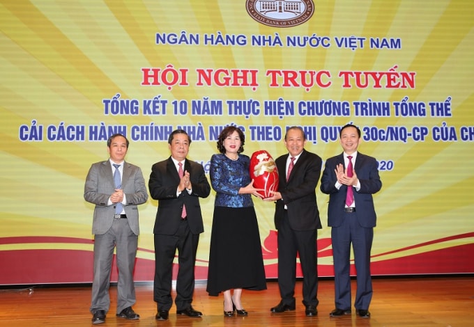 Phó Thủ tướng Trương Hòa Bình trao quà lưu niệm tặng Ngân hàng Nhà nước Việt Nam.