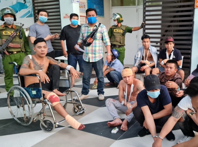 Những người đi trên xe 16 chỗ bị thương sau khi hỗn chiến