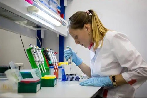 Nghiên cứu vaccine ngừa COVID-19 tại Viện Nghiên cứu Dịch tễ học và vi sinh vật Gamaleya ở Moskva, Nga. Ảnh: TL