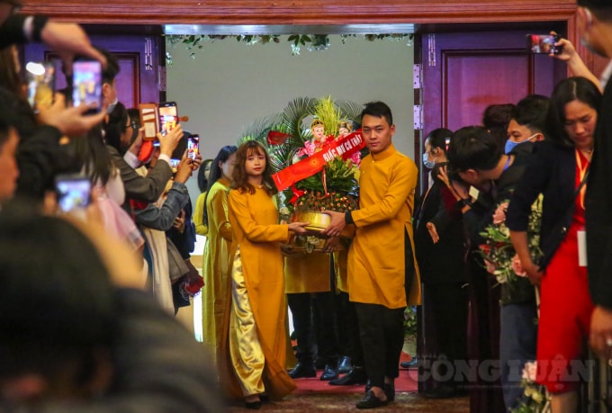Đây là một lễ cưới với đầy đủ nghi lễ truyền thống, trong sự chứng kiến không chỉ của người thân, bạn bè mà còn cả những tổ chức, cá nhân quan tâm tham dự.