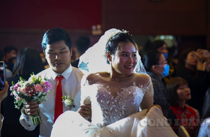 Các cô dâu hạnh phúc khi được khoác lên mình bộ váy cưới trong ngày trọng đại của cuộc đời mình. Nắm chặt tay người bạn đời mình cùng lên bục sân khấu, với những niềm vui vỡ òa.
