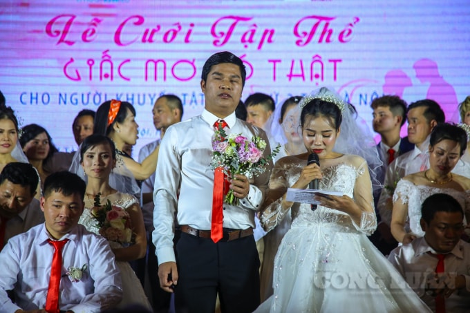 Vợ chồng anh Lê Văn Bình và chị Trịnh Thị Phước xúc động chia sẻ tại hôn lễ, cảm ơn ban tổ chức đã cho họ một đám cưới như trong mơ.