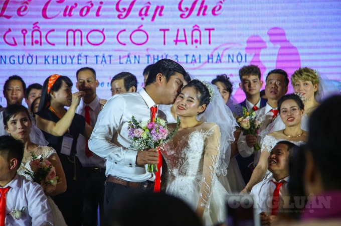 Những nụ hôn tình yêu, hạnh phúc được các cặp đôi trao cho nhau.
