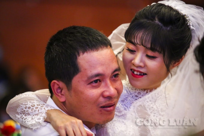 Anh Trương Xuân Lâm và chị Nguyễn Thị Hoa xúc động nói không nên lời, mặc dù đã đăng ký kết hôn và về một nhà cách đây 4 tháng nhưng do điều kiện khó khăn mà chưa thể làm đám cưới, hôm nay những nụ cười hạnh phúc đã nở trên môi.