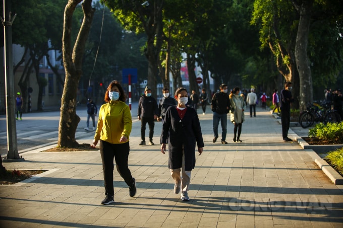 Tại Thủ đô Hà Nội hôm nay tiếp tục duy trì trạng thái rét, khô hanh, chênh lệch nhiệt độ giữa ngày và đêm lớn. Cụ thể, nhiệt độ thấp nhất 11 - 14 độ C; cao nhất 20 - 23 độ C.