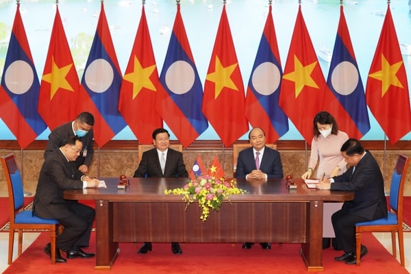 Thủ tướng Việt Nam và Lào chứng kiến lễ ký các văn kiện hợp tác, đầu tư. Ảnh: chinhphu.vn