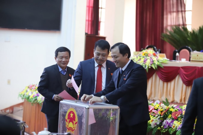 Đại biểu bỏ phiếu bầu các chức danh chủ chốt