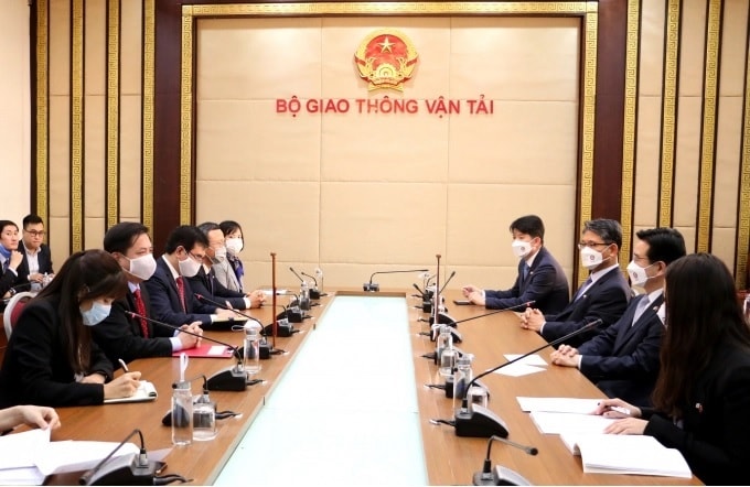 Bộ trưởng Bộ GTVT Nguyễn Văn Thể làm việc với ông Kim Chang Yong, Tư lệnh Cảnh sát quốc gia Hàn Quốc về việc đàm phán và ký kết Thỏa thuận giữa hai Chính phủ nhằm công nhận lẫn nhau Giấy phép lái xe quốc tế giữa hai nước.