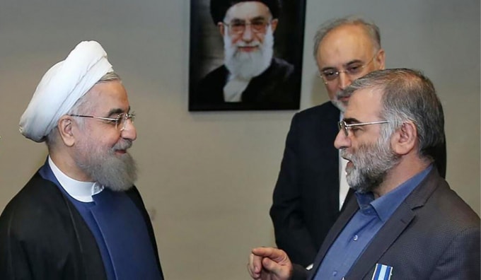 Tổng thống Iran Hassan Rowhani (trái) tại lễ trao giải cho nhà khoa học hạt nhân Iran Mohsen Fakhrizadeh (phải) ở Tehran. Ảnh: IRNA / AFP