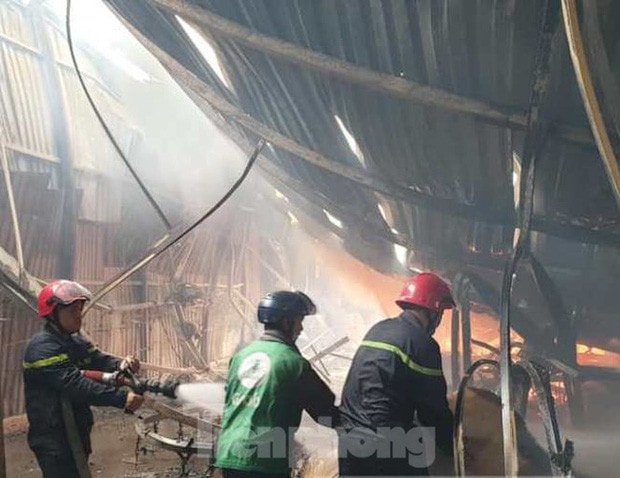 Sau hơn 1 tiếng đồng hồ, ngọn lửa đã được dập tắt hoàn toàn. Ảnh: tienphong.vn