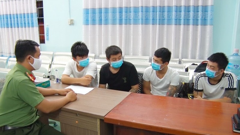 4 thanh niên quốc tịch Trung Quốc tại Cơ quan Công an. Ảnh: baophapluat.vn