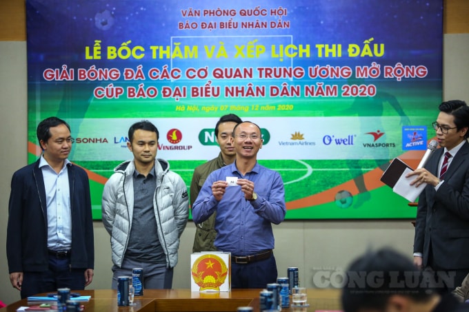 Các đội bóng đã bốc thăm xếp bảng với 3 bảng đấu và đá vòng tròn một lượt tính điểm tại sân bóng đá 69 Hoàng Cầu, Đống Đa, Hà Nội. Mỗi bảng sẽ chọn ra 2 đội mạnh nhất và hai đội xếp thứ 3 có thành tích tốt nhất trong ba bảng đấu để tiếp tục tranh tài ở vòng tứ kết.