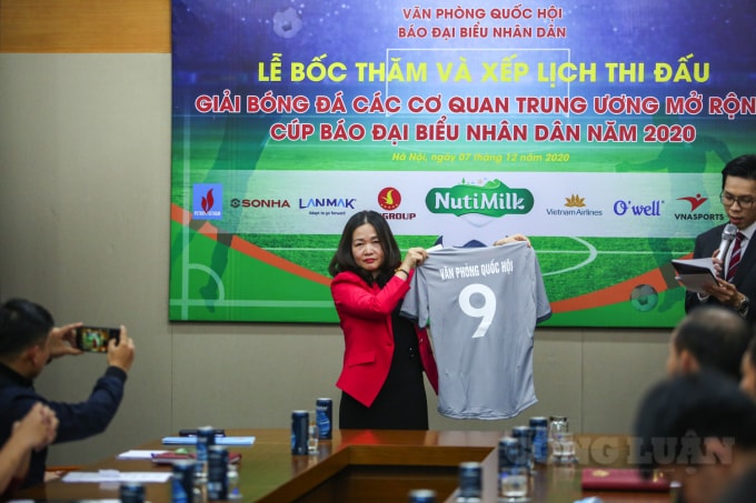 Giải đấu năm nay có cơ cấu giải thưởng rất lớn, lên đến 200 triệu đồng. Theo đó, đội vô địch sẽ nhận Cúp, huy chương, các phần thưởng hiện vật của nhà tài trợ và 20 triệu đồng. Đội Á quân nhận huy chương bạc, các phần thưởng hiện vật của nhà tài trợ và 15 triệu đồng. Đội đứng thứ 3 nhận huy chương đồng, các phần thưởng hiện vật của nhà tài trợ và 10 triệu đồng. Đội đứng thứ 4 cũng được động viên với phần thưởng hiện vật và 5 triệu đồng. Ngoài ra, BTC cũng trao các phần thưởng cá nhân, tập thể khác.