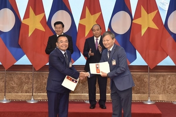 Thủ tướng Nguyễn Xuân Phúc và Thủ tướng Lào Thongloun Sisoulith chứng kiến lễ ký kết giữa EVN và đối tác Lào