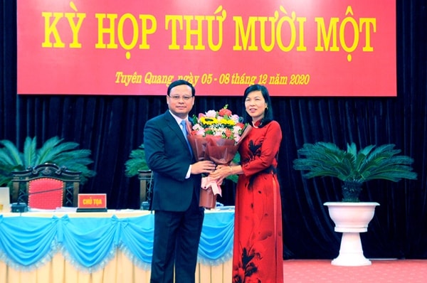 Phó Chủ tịch HĐND tỉnh Tuyên Quang Phạm Thị Minh Xuân tặng hoa chúc mừng ông Nguyễn Mạnh Tuấn. Ảnh: Báo Tuyên Quang