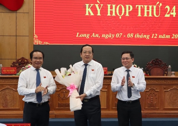 Bí thư Tỉnh ủy, Chủ tịch HĐND tỉnh Long An Nguyễn Văn Được (bìa trái), tặng hoa chúc mừng ông Nguyễn Minh Lâm