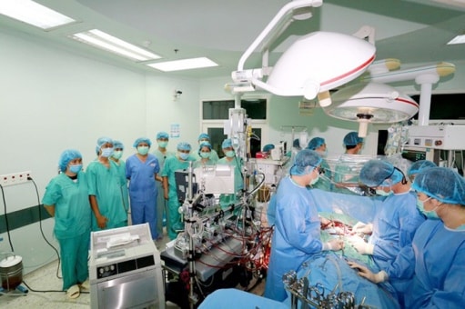 Các bác sĩ tiến hành ca phẫu thuật ghép tạng cho bệnh nhân ở Bệnh viện Trung ương Huế (ảnh nguồn internet).