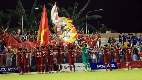 Các tuyển thủ cảm ơn người hâm mộ sau trận hòa Thái Lan tại SEA Games 2019 ở Philippines. Ảnh: Bongdaplus.vn