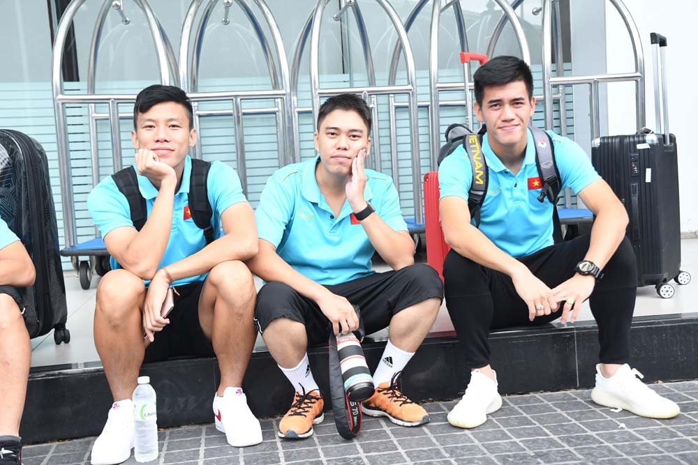 Nhà báo Hoàng Trí Công chụp ảnh cùng các tuyển thủ đội tuyển quốc gia Việt Nam.