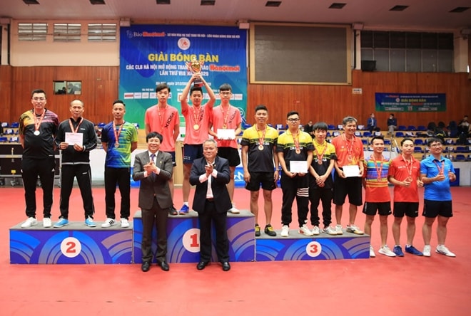 Phó Chủ tịch Thường trực Hội Nhà báo Việt Nam Hồ Quang Lợi, Phó Trưởng ban truyền thông Ngân hàng Nông nghiệp và Phát triển nông thôn Việt Nam Cù Anh Tuấn trao giải thưởng nội dung đồng đội nam hạng A cho các đơn vị đoạt giải.