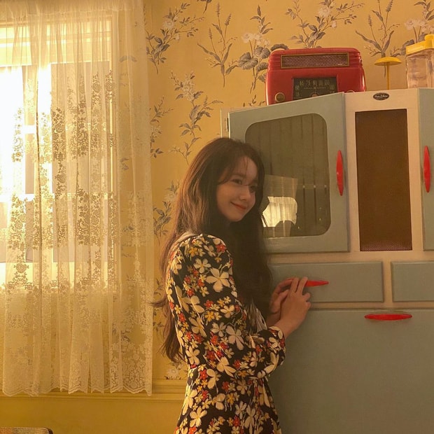 Trong ảnh hậu trường Yoona đăng tải, trông nữ idol cứ như mới chỉ 20