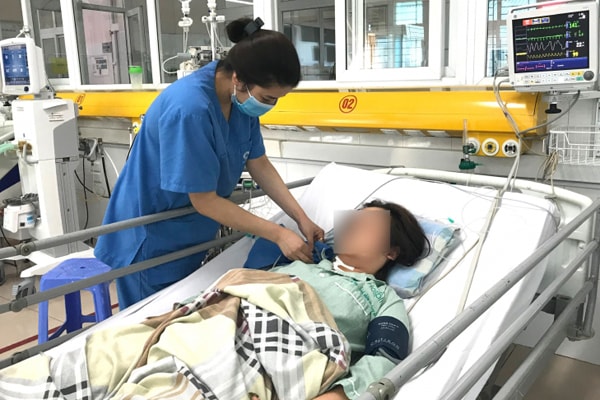 Nữ bệnh nhân được các Y bác sĩ điều trị tận tình cứu chữa. Ảnh: vietnamnet.vn