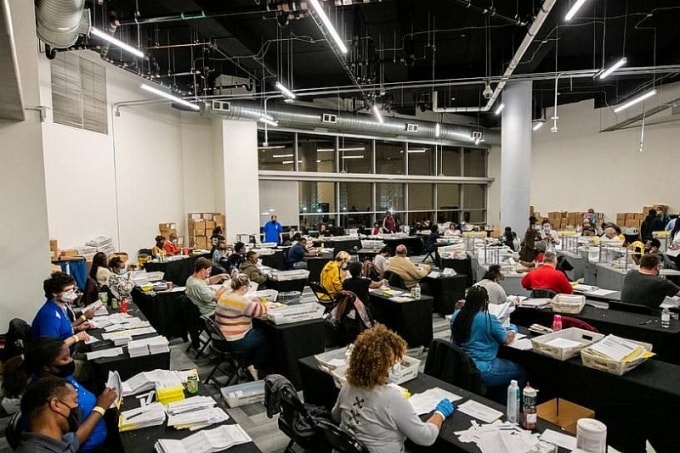 Nhân viên tiến hành kiểm phiếu ở Atlanta, Georgia, ngày 4/11. Ảnh: Reuters.