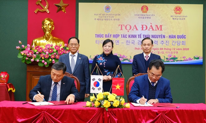 Đại diện UBND Tỉnh Thái Nguyên và đối tác Hàn Quốc ký kết biên bản ghi nhớ. Ảnh: H.A