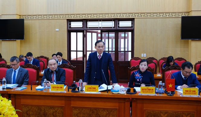 Ông Lê Hoài Trung - Thứ trưởng Bộ Ngoại giao chia sẻ ý kiến tại buổi toạ đàm. Ảnh: H.A