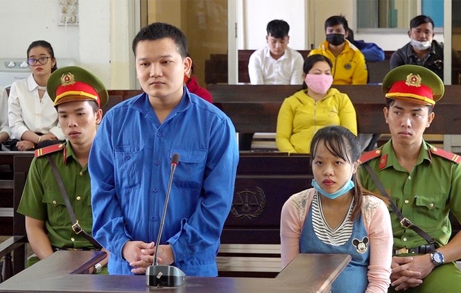 Hai bị cáo Trân và Trọng tại phiên tòa. Ảnh: tienphong.vn