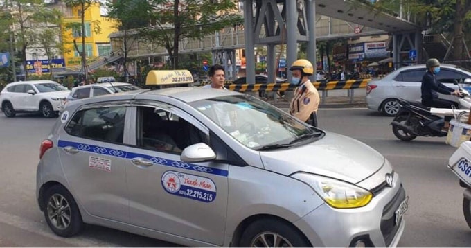 Lực lượng CSGT Hà Nội sẽ tập trung kiểm tra, xử lý các trường hợp phương tiện dừng đỗ sai quy định gây ùn tắc, mất an toàn giao thông trên 8 tuyến phố trọng điểm. Ảnh: TL
