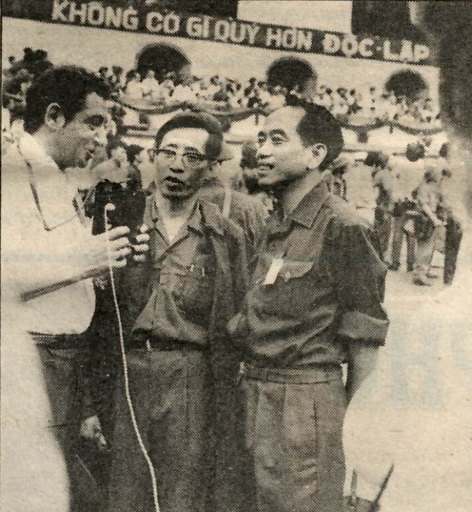 Nhà báo Nguyễn Thành Lê (giữa) và Dương Đình Thảo (phải) trả lời phỏng vấn của phóng viên quốc tế sau khi Sài Gòn giải phóng, tháng 5.1975