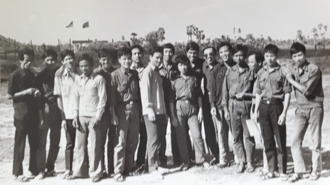 Nhà báo Nguyễn Thành Lê, Tổng Biên tập báo Giải Phóng (thứ 6 từ phải sang) cùng đồng nghiệp tại đồn biên phòng Xà Xía, Hà Tiên, năm 1976. (Nguồn: Nhà báo Nguyễn Hồ)