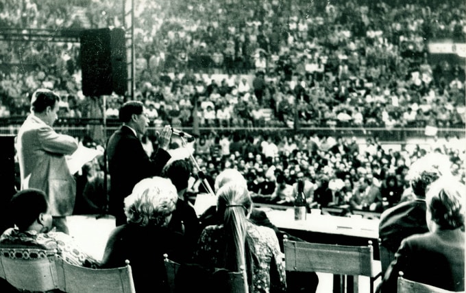 Nhà báo Nguyễn Thành Lê phát biểu trong cuộc mít tinh ủng hộ Việt Nam tại Ý, năm 1971 (Nguồn: Bảo tàng Báo chí Việt Nam)