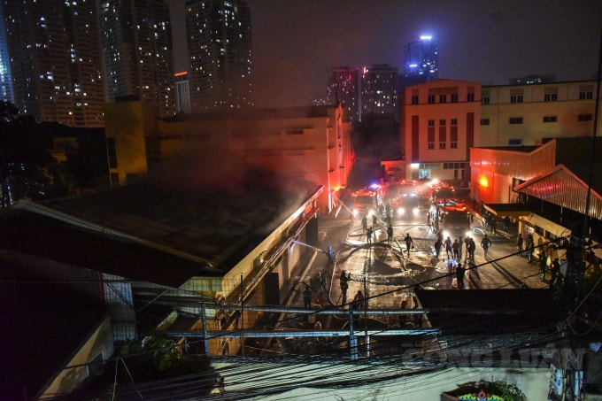 Theo đó, vào khoảng 21h45p đêm ngày 7/12 nhiều người dân sinh sống xung quanh khu vực kho xưởng của công ty cổ phần dược phẩm Hà Tây (La Khê, quận Hà Đông, Hà Nội) ngửi thấy mùi khét và khói đen bốc lên tại kho xưởng nằm bên trong công ty này, ngay lập tức đã thông báo đến lực lượng PCCC.