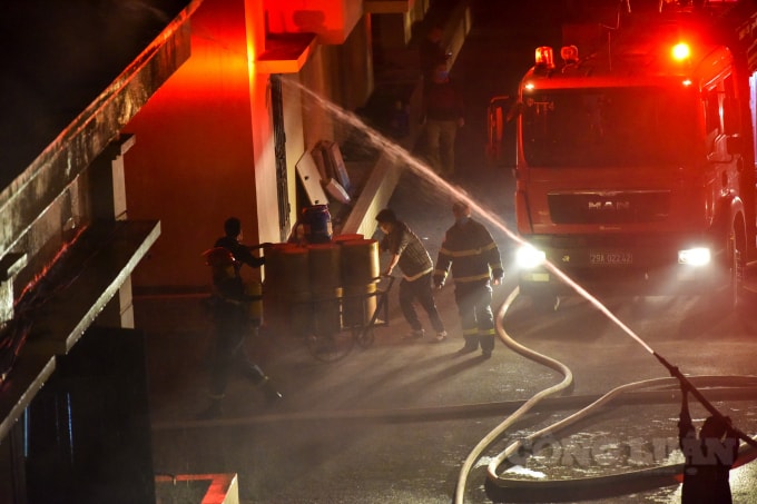 Các thùng hàng, vật dụng dễ cháy, đồ có giá trị được mọi người vận chuyển ra phía ngoài.