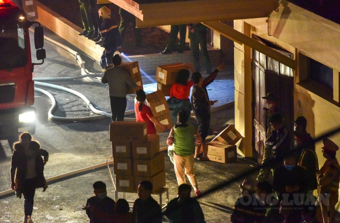 Theo người dân tại khu vực cho biết, kho xưởng xảy ra cháy mới được tu sửa lại, rất có thể cháy do chập điện tại hệ thống điều hoà.