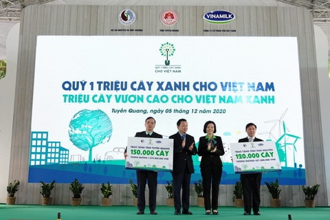Ông Trần Hồng Hà – Bộ trưởng Bộ Tài nguyên & Môi trường cùng đại diện Vinamilk trao tặng bảng tượng trưng 270.000 cây xanh đến 2 tỉnh Thái Nguyên và Tuyên Quang tại sự kiện