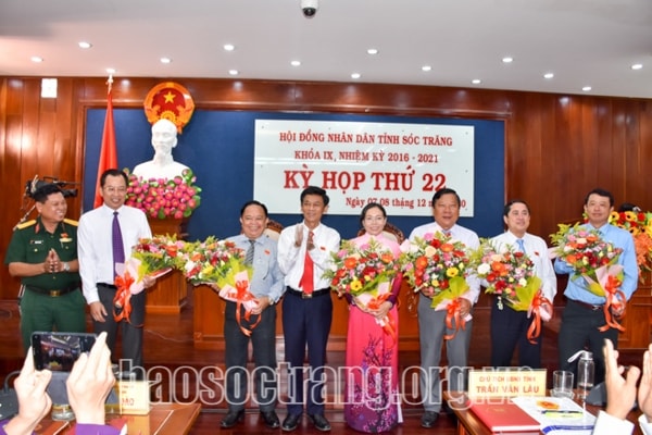 Ông Lâm Văn Mẫn, Bí thư Tỉnh ủy, Chủ tịch HĐND tỉnh Sóc Trăng tặng hoa chúc mừng các nhân sự mới được bầu. Ảnh: Báo Sóc Trăng