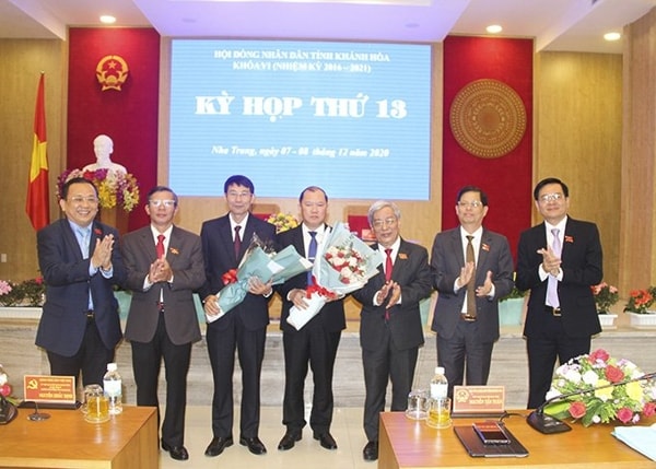 Hai phó chủ tịch UBND tỉnh Khánh Hòa mới là ông Đinh Văn Thiệu (thứ 3 từ trái qua) và Nguyễn Anh Tuấn (thứ 4 từ trái qua). Ảnh: Báo Khánh Hòa
