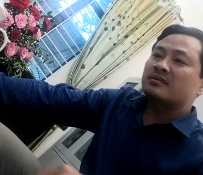 Ông Nguyễn Quốc Quân, chủ tịch UBND xã Ngọc Sơn trao đổi với phóng viên