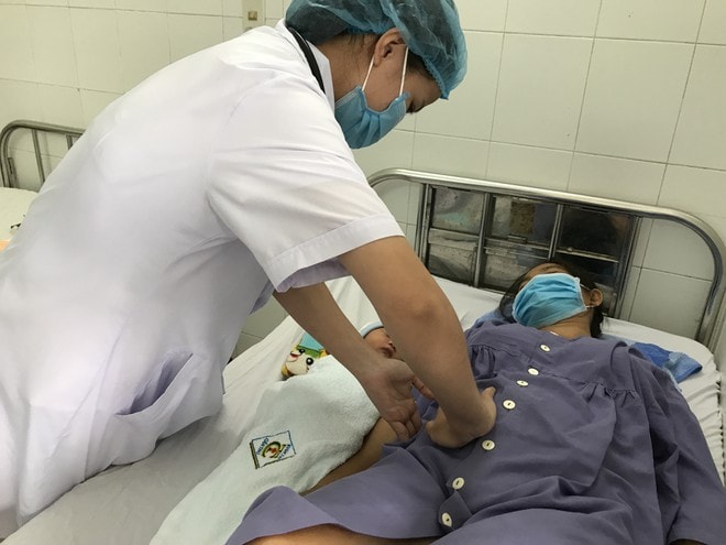 Ca mổ được các bác sĩ ở Cần Thơ thực hiện khẩn cấp vừa đảm bảo giữ nguyên tử cung vừa lấy được khối u và đứa bé nhằm bảo vệ tính mạng cho thai phụ. (Ảnh: Zing)