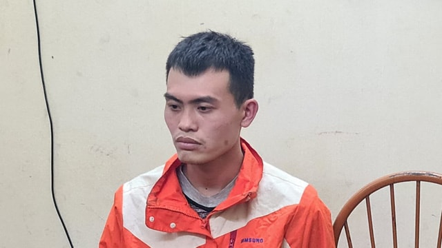 Đối tượng Lê Anh Chiến tại cơ quan điều tra. Ảnh: nld.vn