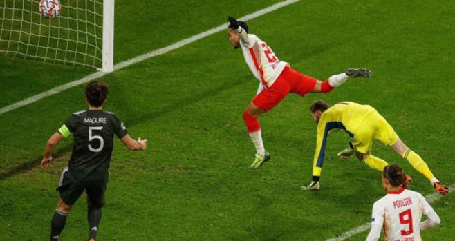 Kluivert nâng tỉ số lên 3-0. Ảnh: thethavanhoa.vn