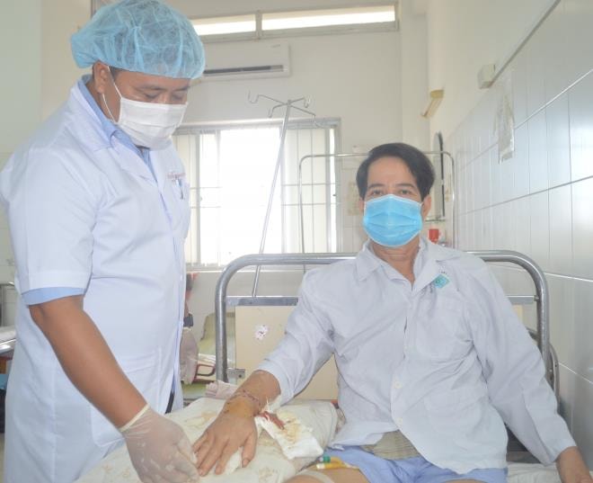 Ông Nguyễn Ngọc P. V. suýt mất tay và chân khi sử dụng máy cưa. Ảnh: vtc.vn