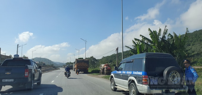 Trước thực trạng xe quá tải trọng lưu thông trên QL1A chưa có chiều hướng thuyên giảm, lực lượng Thanh tra giao thông Cục giao thông đường bộ Việt Nam đã phải vào cuộc để xử lý. Ảnh chụp lúc 9 giờ 26, ngày 18/11/2020